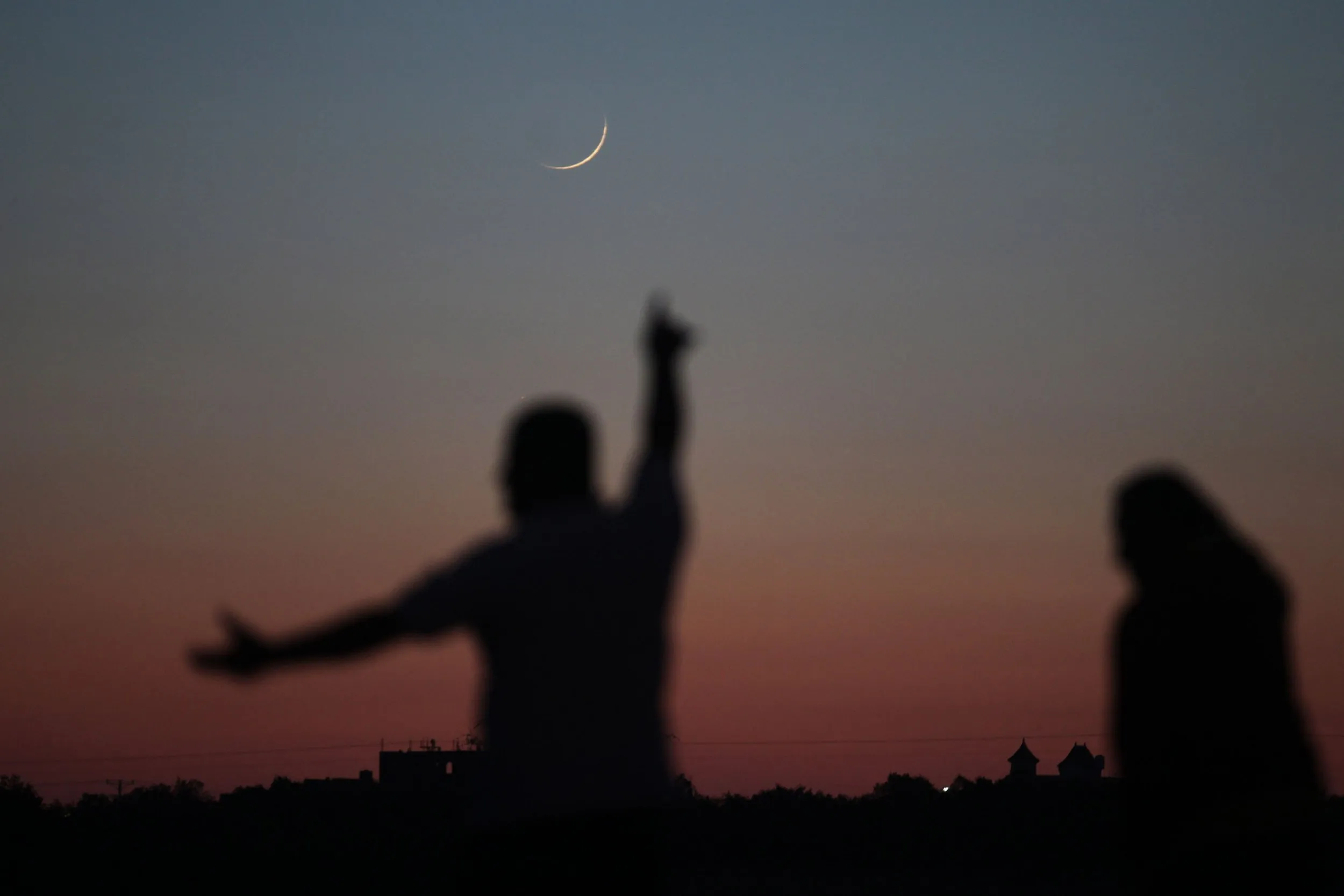 Початок і кінець благословенного Рамадану визначаються тільки законним за Шаріатом спостереженням за молодиком