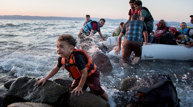 Группа сирийцев прибыли на Лесбос после плавания на надувном плоту из Турции.