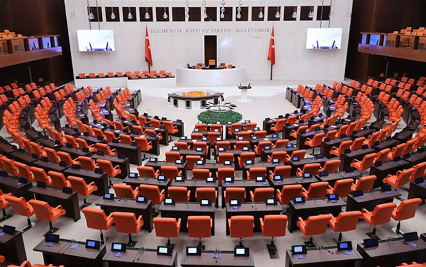 Політичні партії пожертвували по одній зарплаті замість того, щоб відмовитись від 4,5 мільярдів турецьких лір передвиборчої допомоги