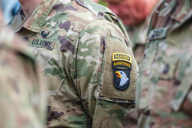Солдат армии США, прикомандированный к 101-й воздушно-десантной дивизии