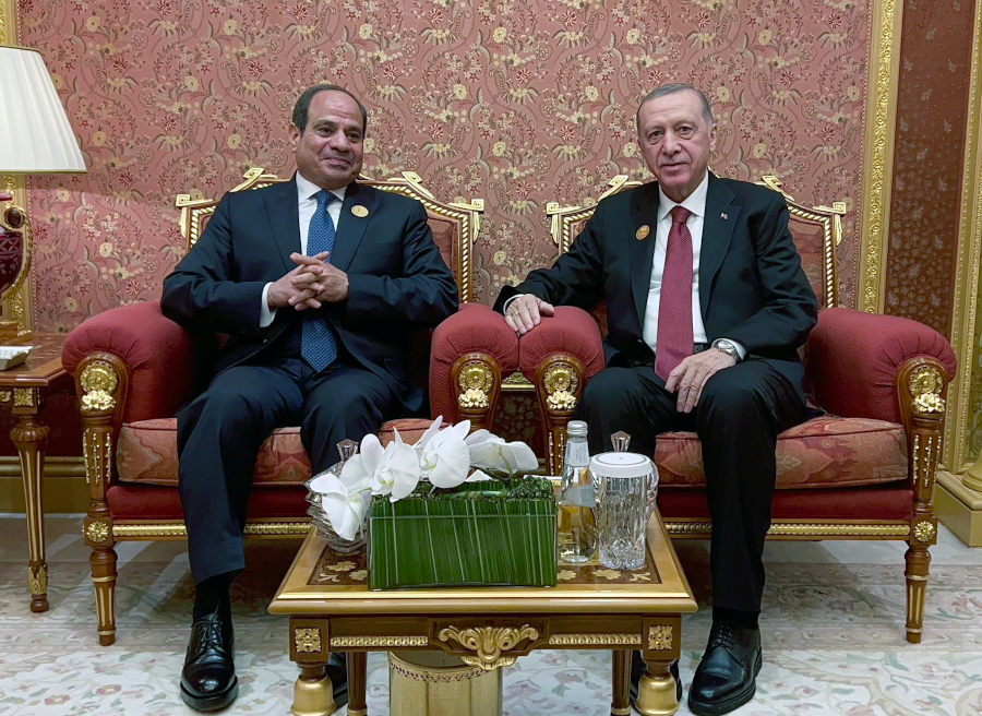 Эрдоган на встрече с президентом Египта Абдель Фаттахом ас-Сиси на внеочередном совместном саммите Организации исламского сотрудничества и Лиги арабских государств. (Эр-Рияде 11 ноября 2023)