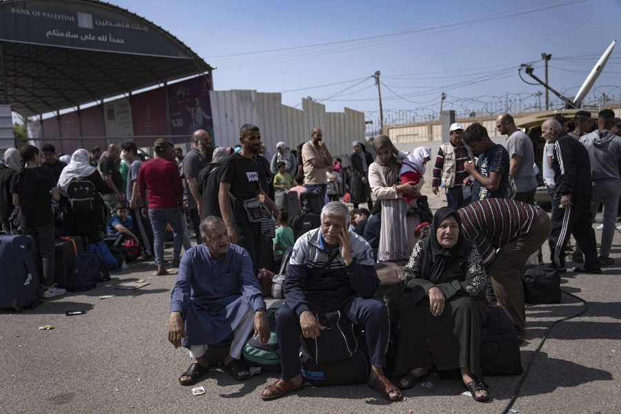 Палестинці з іноземним громадянством очікують відкриття КПП Рафах (AP)