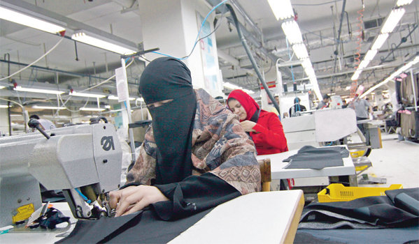 Женщины трудятся на одном из предприятий Саудовская Аравия