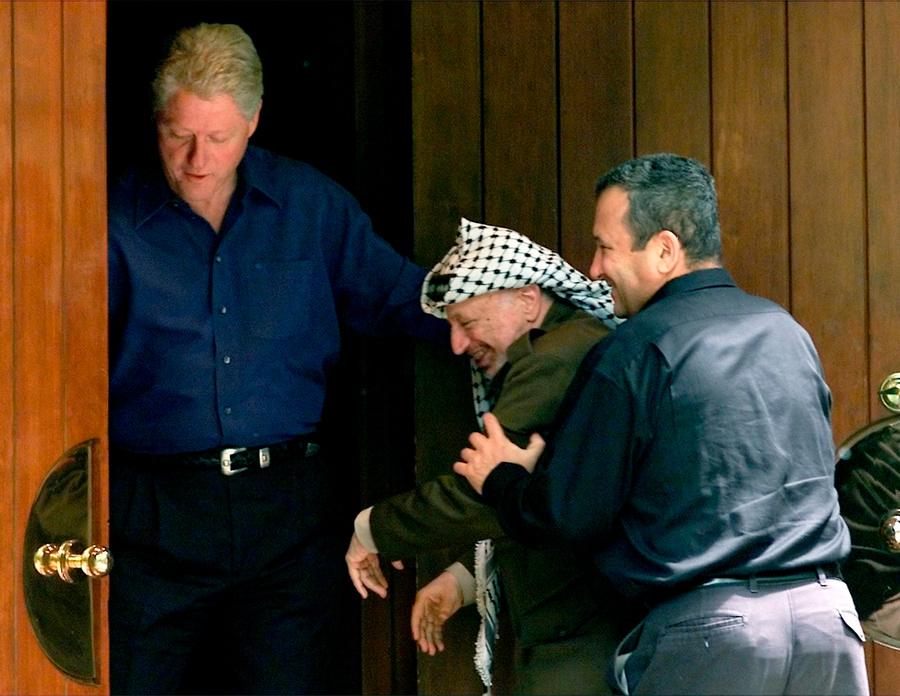 Клинтон, Эхуд Барак и Ясир Арафат на ближневосточном саммите в Кэмп-Дэвиде, в июле 2000-го года