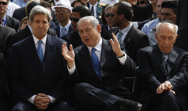 Премьер министр Израиля Биньямин Нетаньяху с госсекретарем Джоном Керри на мемориале в Иерусалиме. Справа Шимон Перес президент Израиля. Фото Gali Tibbon