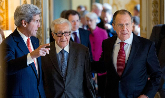 Госсекретарь США Джон Керри со своим российским коллегой Сергеем Лавровым и с Специальным посланником Лиги арабских государств и ООН в Сирии Лахдаром Брахими. AFP PHOTO/ALAIN JOCARD